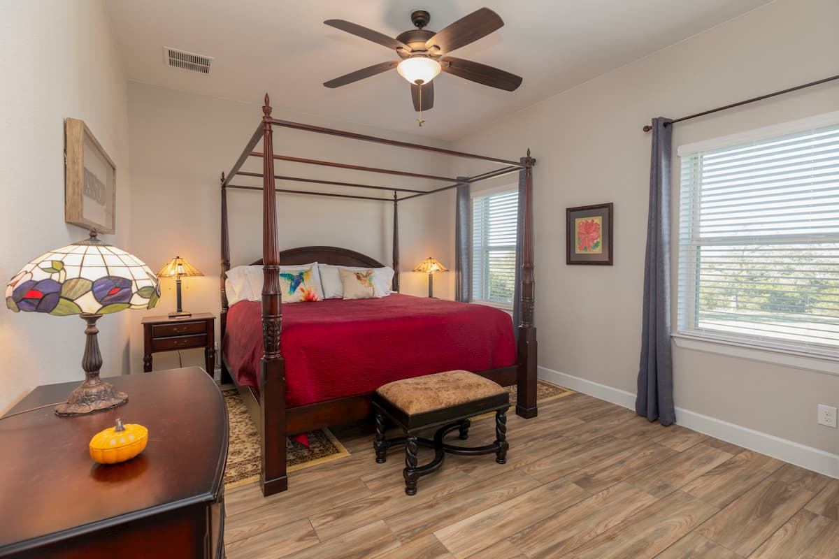 Hummingbird room: four-poster king bed with scenic Hill Country view