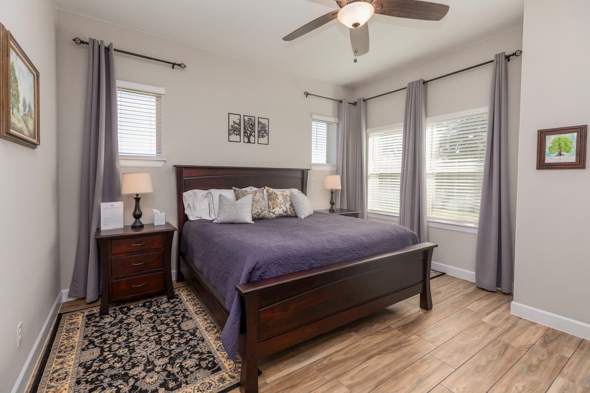 Post Oak room: king bed with a view of post oak trees